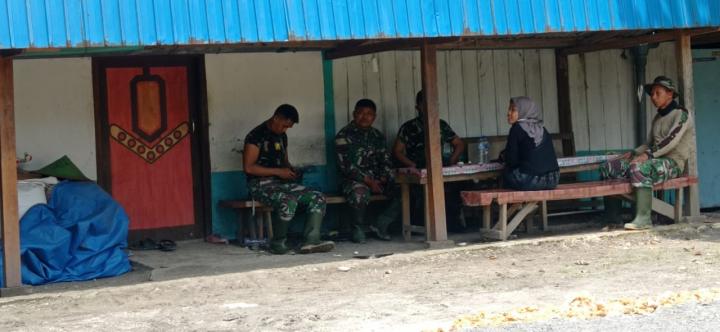 Inilah Kegiatan Yang Dilakukan Anggota Satgas TMMD Bojonegoro Saat Istirahat Siang